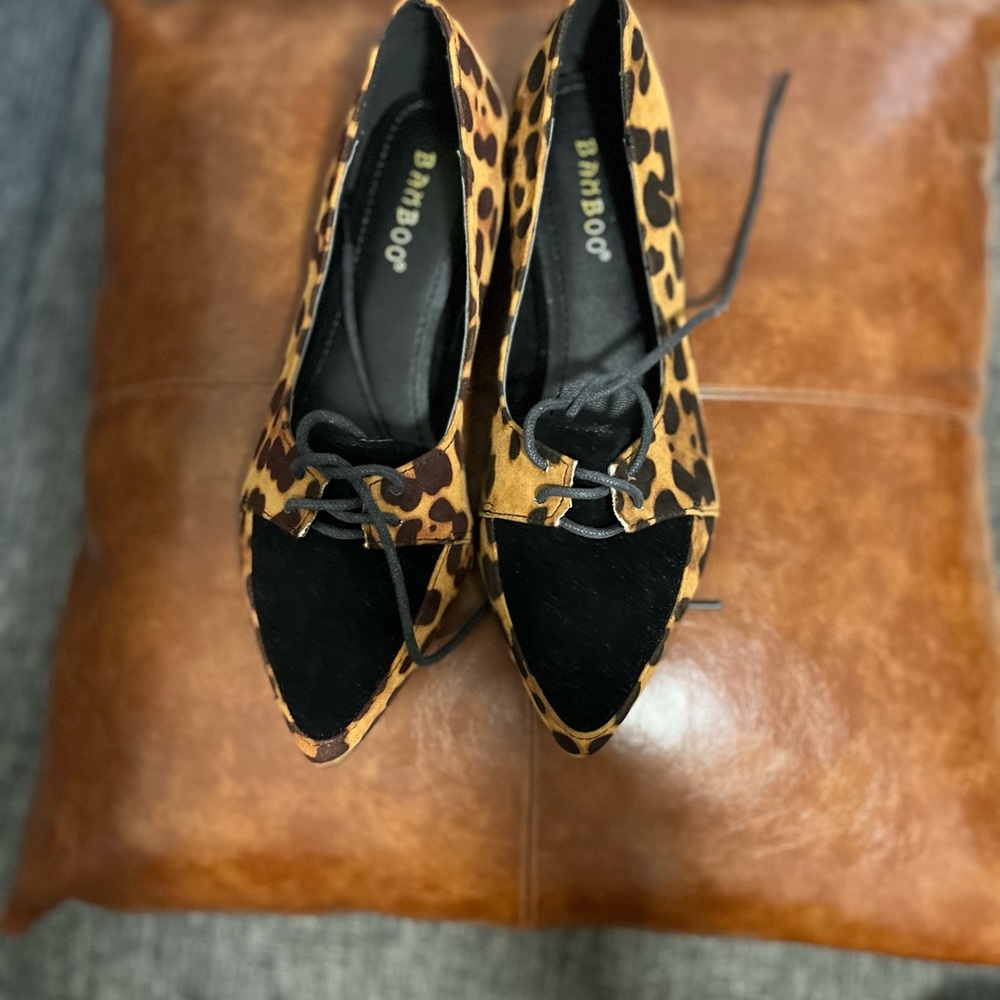 Adorable BooHoo leopard point toe flats